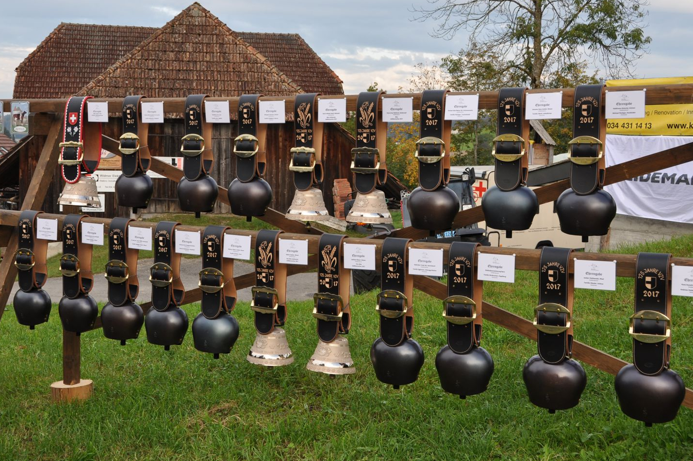 Schellen und Glocken für Jubiläumsschau mit Lederschnitzerei