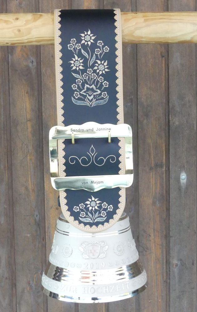 Glocke mit Lederschnitzerei auf dem Lederriemen