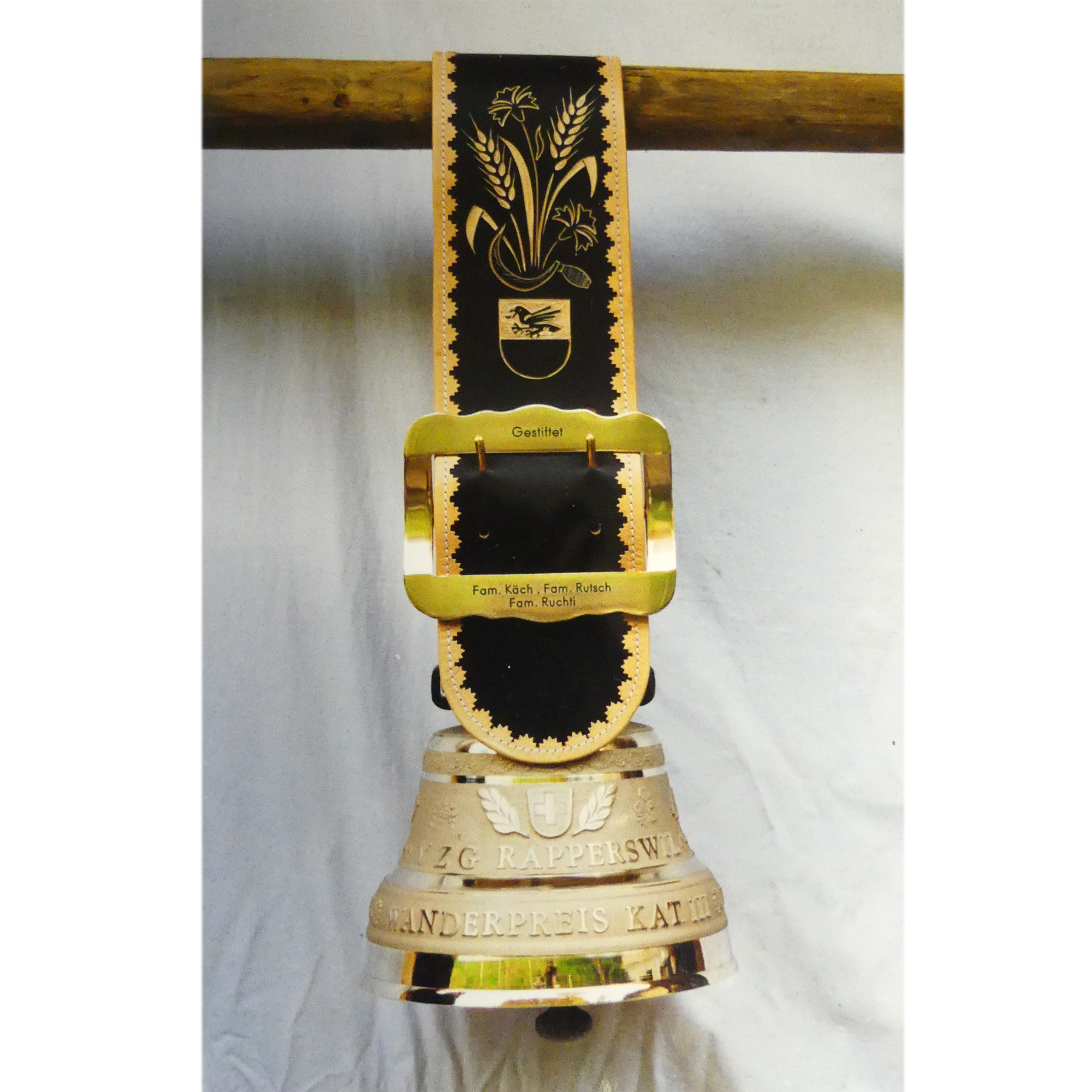 Glocke mit Lederschnitzerei Kornblume Sichel und Wappen